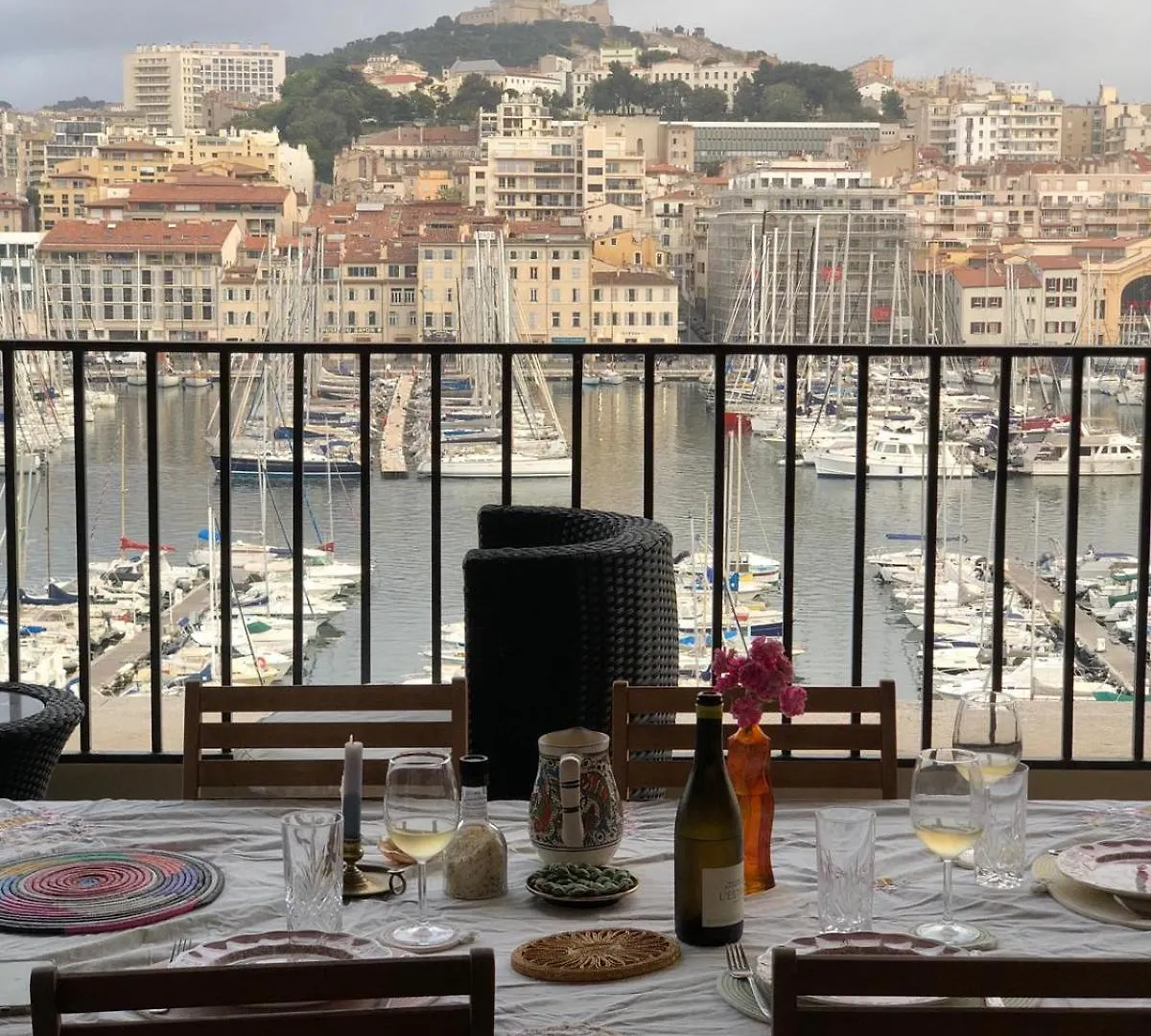 Grand T2 Surplombant Le Vieux Port Marseille Apartment