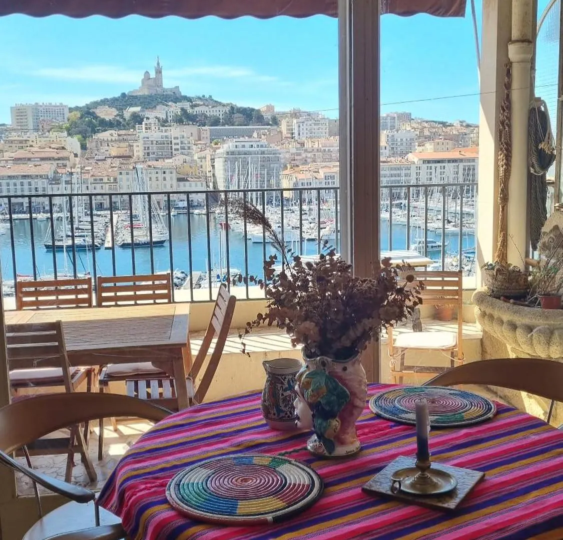 Grand T2 Surplombant Le Vieux Port Marseille contacts